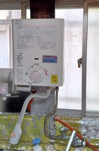 大東市　Ｔ邸　湯沸器・強化ホース取替　ビフォー